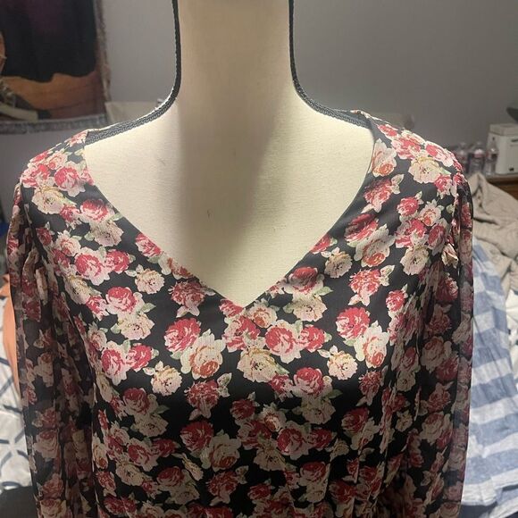 Philosophy Vibrant floral print blooms blouse. Size: Large Color: Black/Pink - Picture 4 of 14